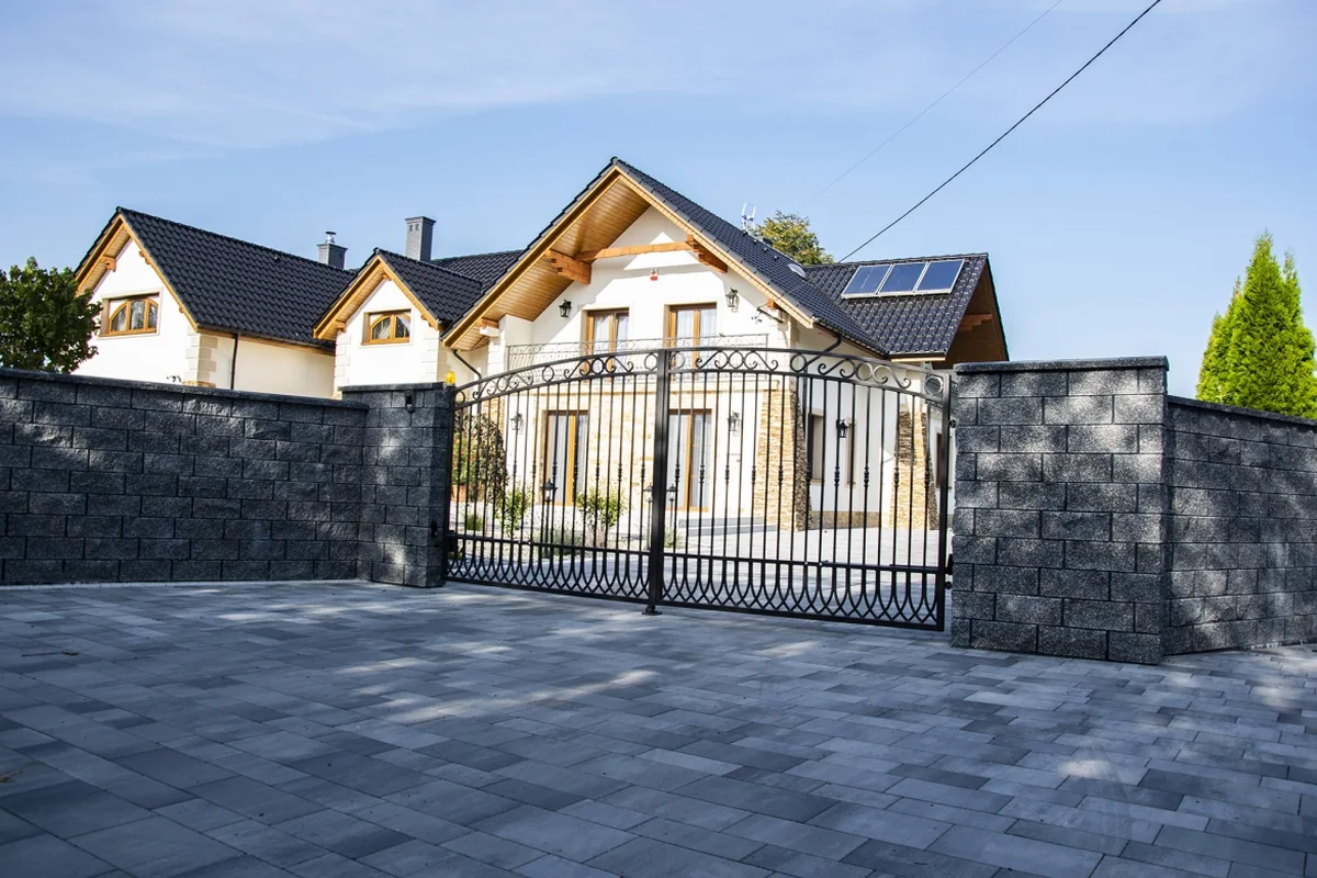Ogrodzenie STYROBUD VERO przy bramie wjazdowej